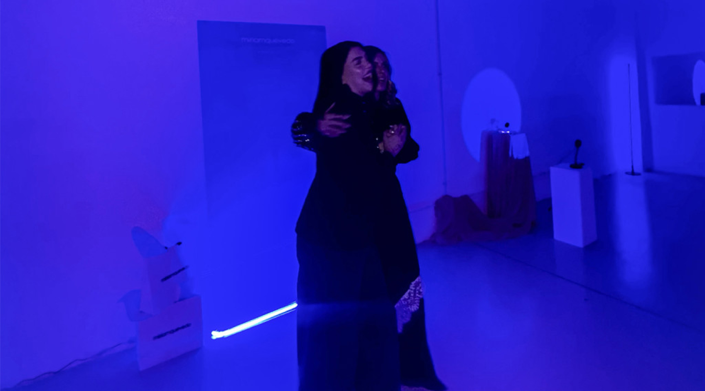 Dentro del frasco de Black Baccara Longevity Noir Oil 